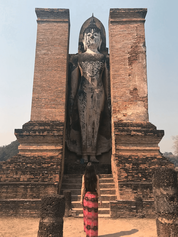 LA-COMPOSITRICE-MONINTERPRÉTATION-DU-VOYAGE-STANDUP-SUKOTHAI